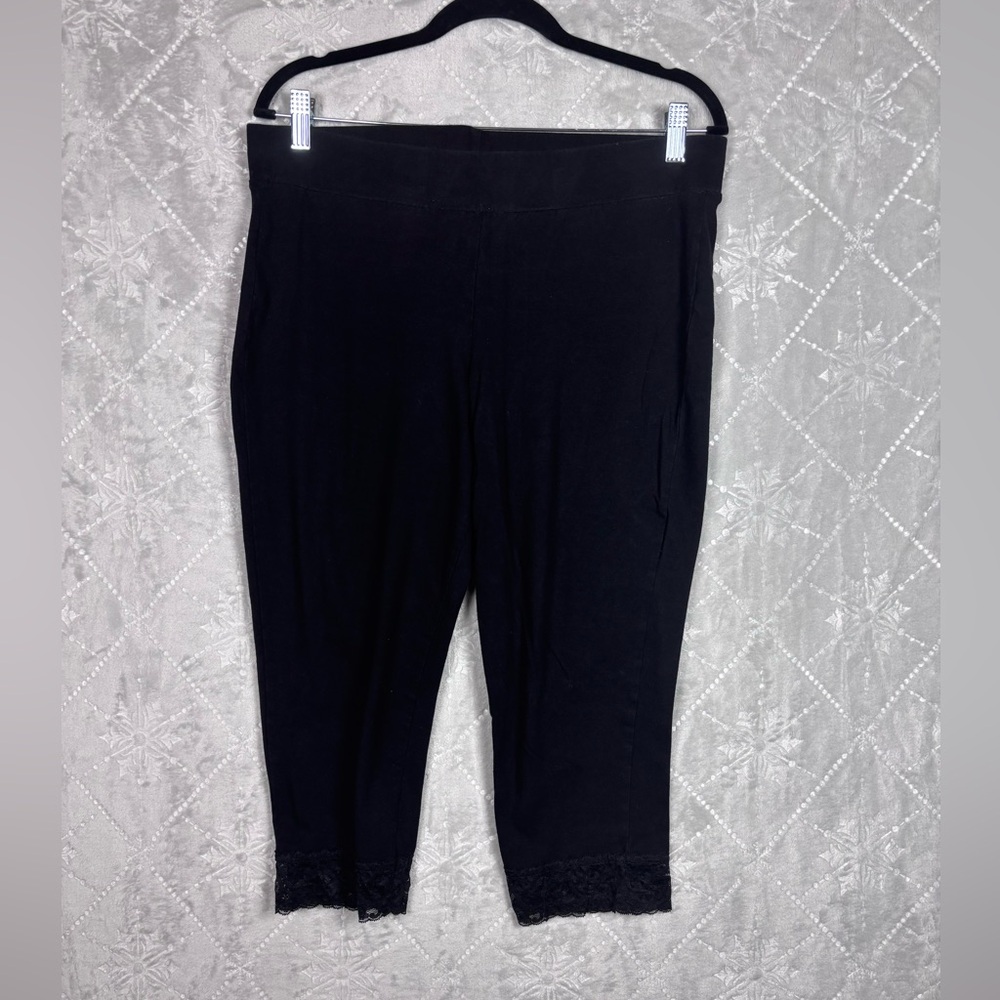Torrid Black Lace‐Trim Capri Leggings • Size 2 • 95% Cotton / 5% Spandex • Cute